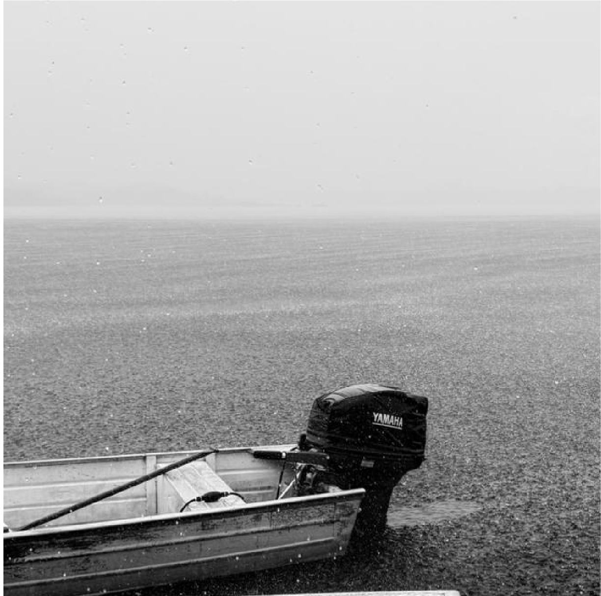 Barco de alumínio sob a chuva no Rio Negro